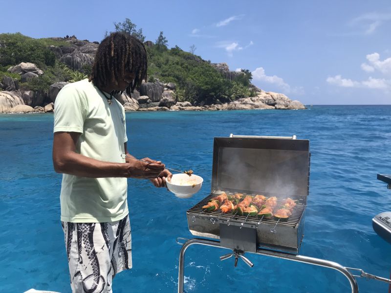 Naviguer aux Seychelles avec un cuisinier